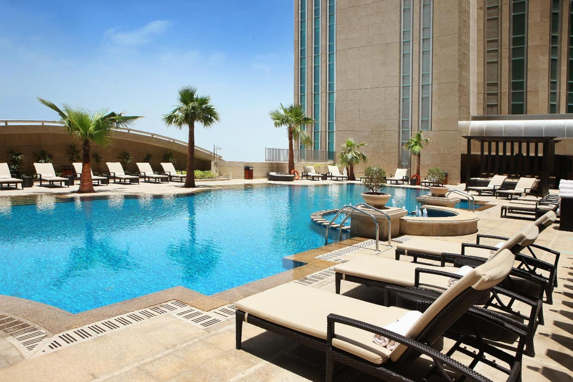 Hotel Sofitel Abu Dhabi Corniche Servizi foto The pool at the hotel